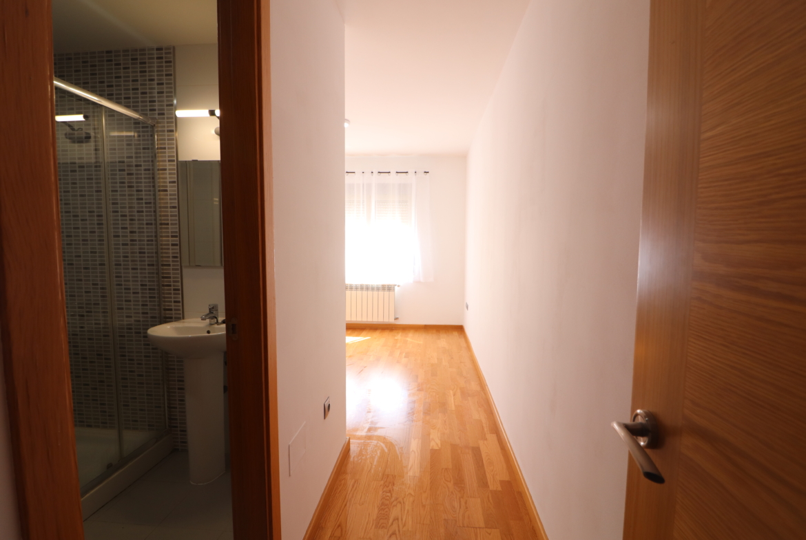 Venta de Particular: Luminoso Ático de 100 m² con 2 Terrazas y Cochera Cerrada en Benavente