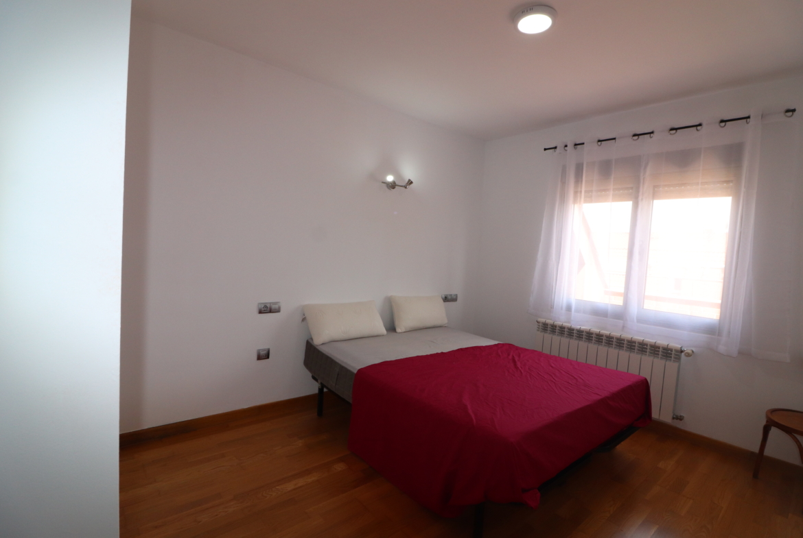 Venta de Particular: Luminoso Ático de 100 m² con 2 Terrazas y Cochera Cerrada en Benavente