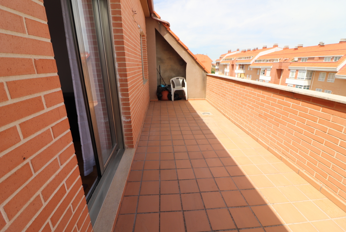 Venta de Particular: Luminoso Ático de 100 m² con 2 Terrazas y Cochera Cerrada en Benavente