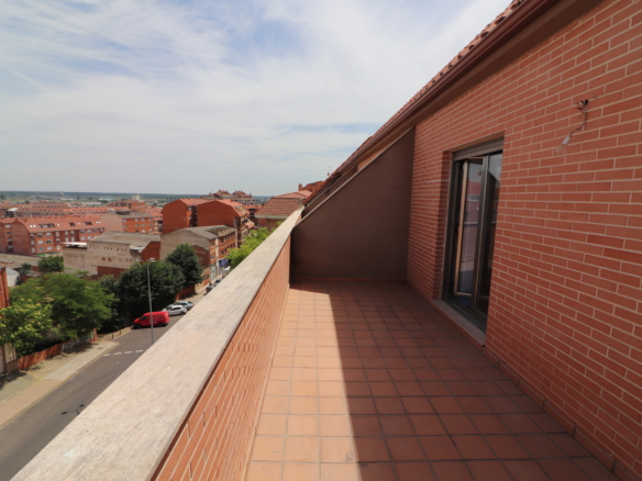 Venta de Particular: Luminoso Ático de 100 m² con 2 Terrazas y Cochera Cerrada en Benavente